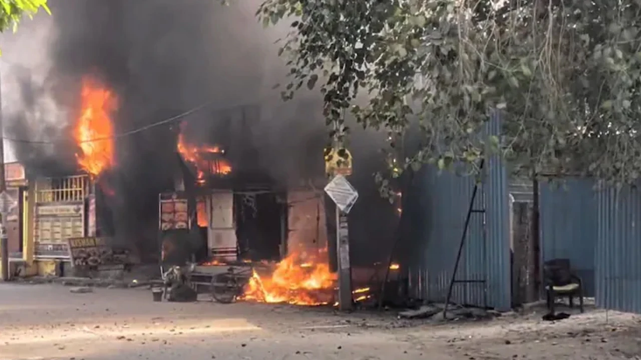 নয়ডায়  পাঁচটি দোকানে বিধ্বংসী আগুন, একজনের মৃত্যু