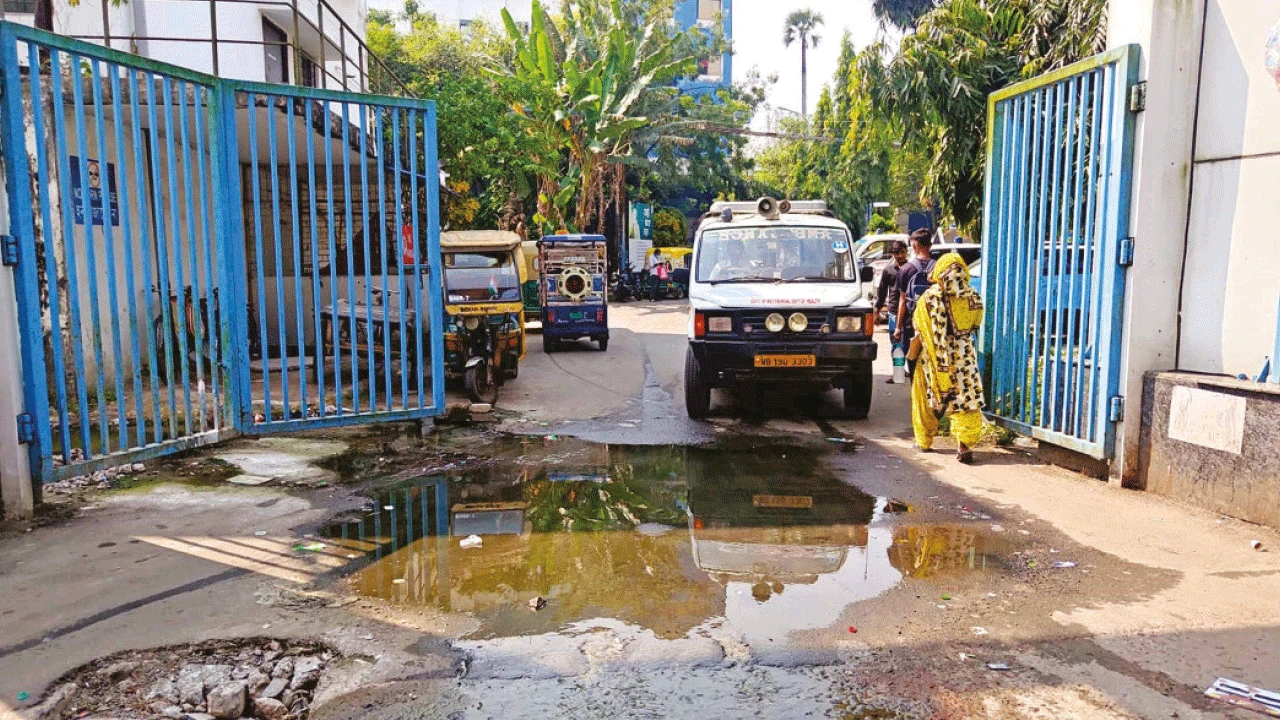 নিকাশির নোংরা জলে ভাসছে বারুইপুর হাসপাতালের প্রবেশপথ, বাড়ছে ক্ষোভ