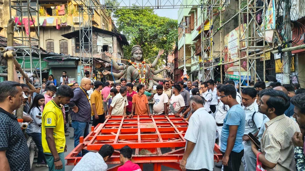 চোরবাগানের ঠাকুর বিসর্জনের পথে