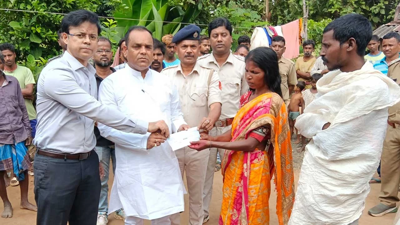 হাতির হানায় বৃদ্ধের মৃত্যু, ২৪ ঘণ্টার মধ্যে পরিবারের হাতে ক্ষতিপূরণ