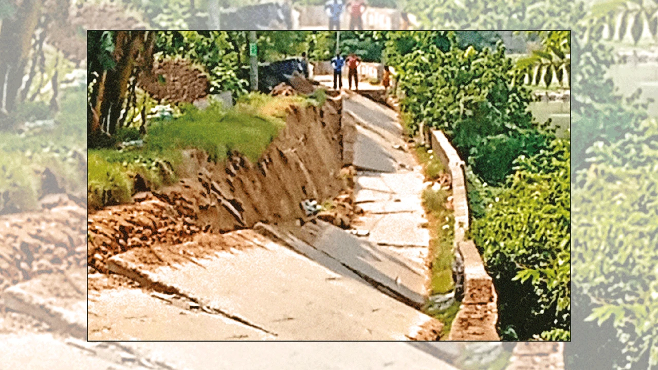 খানাকুলের পলাশপাইয়ে বাঁধে ধস বন্ধ যাতায়াত, বিপাকে বাসিন্দারা