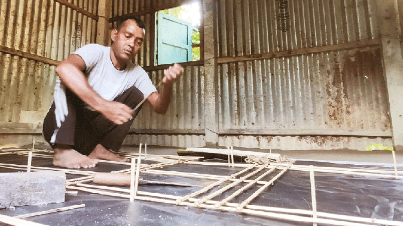 রাসচক্র বানাচ্ছেন আলতাফ পুত্র আমিনুর কোজাগরী পূর্ণিমায় কাজ শুরু