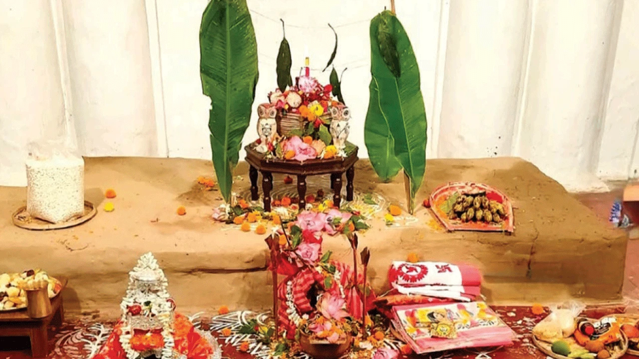 রায়বাড়িতে বছরে চারবার লক্ষ্মীপুজো  হয়, কোজাগরীতে হতো সাদা পাঁঠা বলি