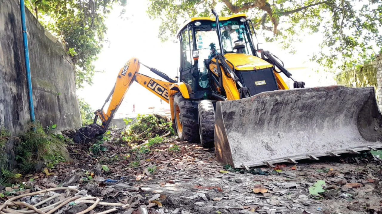 পোদড়া ফেরিঘাট চালুর পথে বাধা কাটল, সংযোগকারী রাস্তা তৈরির কাজ শুরু