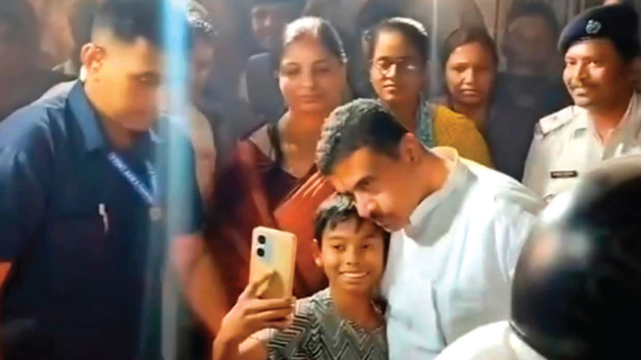 সেলফির আবদার মিটিয়েই খুদেকে মোবাইল ব্যবহারে বারণ মুখ্যমন্ত্রীর