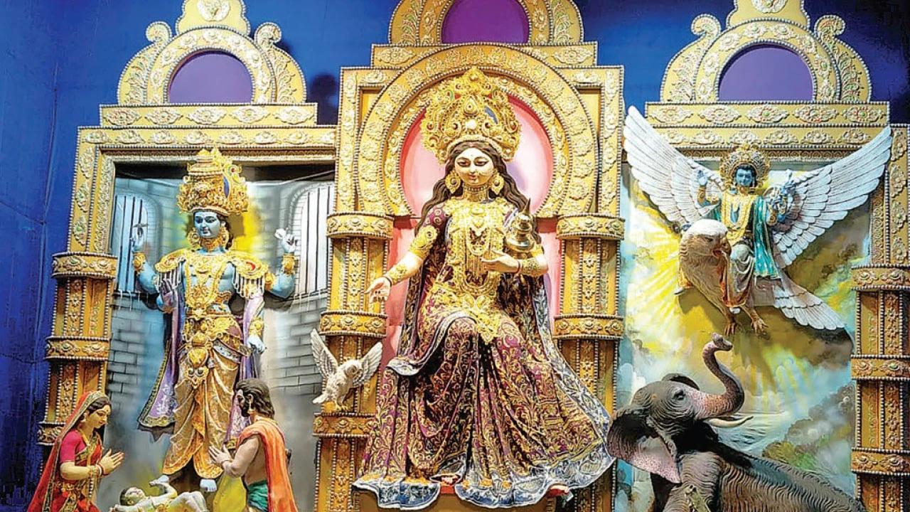 লক্ষ্মীপুজোয় নানা থিমে মাতোয়ারা আমতার খালনা, রাম মন্দির থেকে কল্পোদ্যান, শিবাঙ্গন থেকে নট্ট কোম্পানি