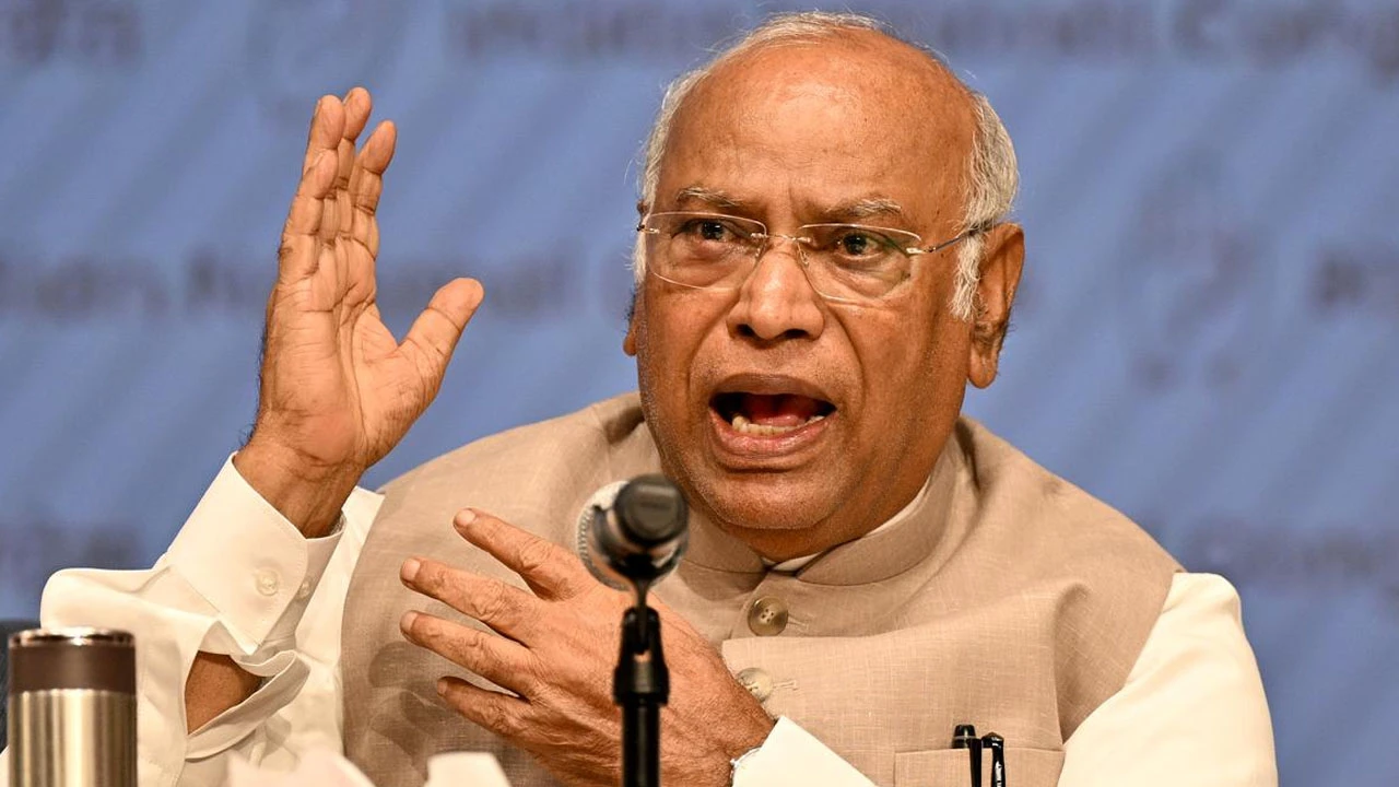 গত দু’বছরের সব নির্বাচনই বাতিল করার দাবি খাড়্গের, ‘মোদির বাপ’ তোলা নিয়ে বিতর্ক তুঙ্গে