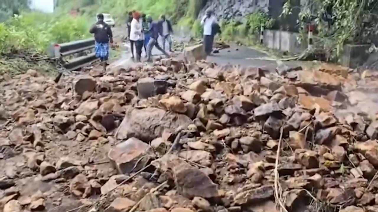 অতিবৃষ্টির কারণে তামিলনাড়ুর কোদাইকানাল-পালানি রোডে ধস, ব্যাহত যান চলাচল