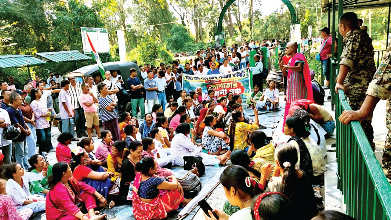 রাজাভাতখাওয়ায় আন্দোলনের ঝাঁঝ বাড়ছে, ডুয়ার্সকন্যায় আমরণ রিলে অনশনের হুমকি