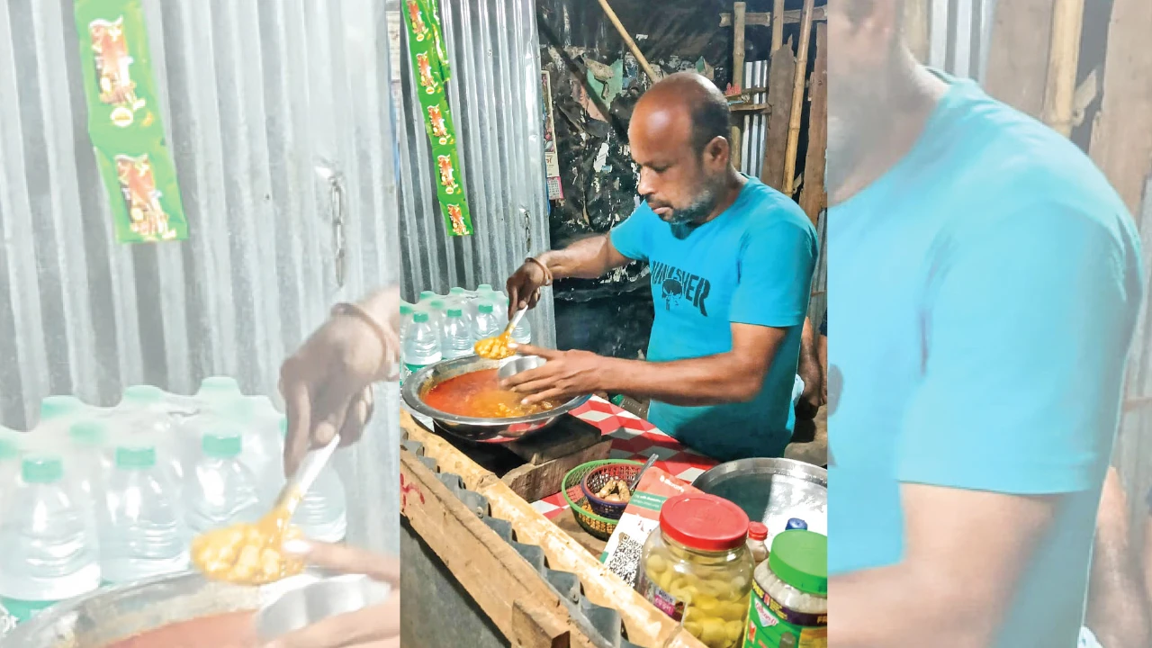কলেজের অস্থায়ী চাকরিতে যেতে না পারায় সংসার চালাতে চা ও ঘুগনি বেচছেন ময়নার তৃণমূল নেতা