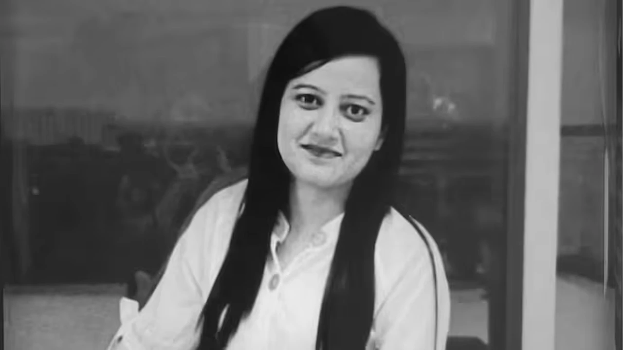 ভিডিও কলে সিলিং ফ্যান দেখিয়ে প্রেমিককে আত্মহত্যার হুমকি! কয়েক ঘণ্টা পরেই উদ্ধার ঝুলন্ত দেহ, চাঞ্চল্য