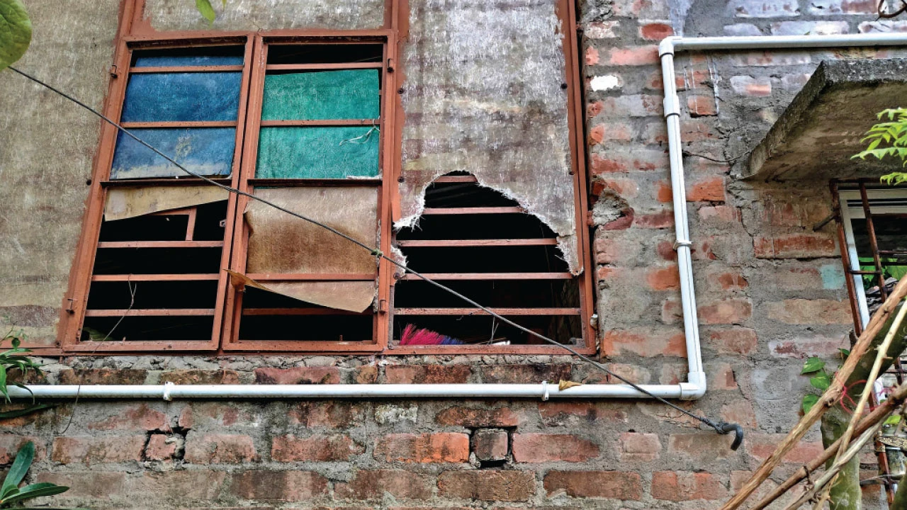 প্রেমের ‘শাস্তি’ দিতে বর্বরতা বেহালায়, নগ্ন করে ঘোরানো হল প্রেমিকের পরিবারকে!