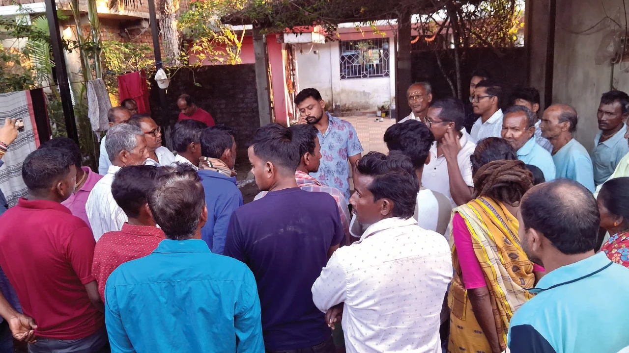 বিজেপি কর্মী বলে পরিচয় দিয়ে রাজগঞ্জের রংধামালিতে তিস্তার চরের জমি দখলের চেষ্টা