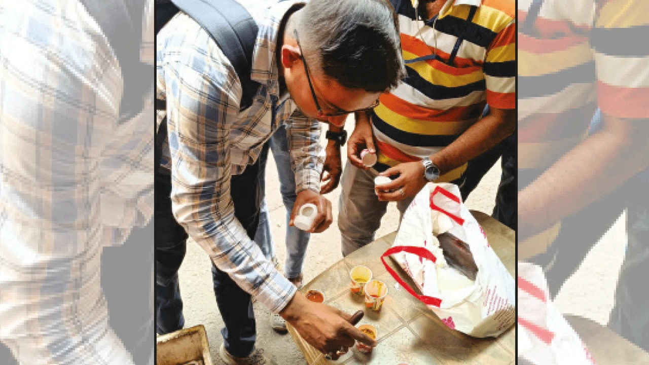২২০টি খাবারের ‘স্পট টেস্ট’, ফেল ১৯টিতে! পুজোর সময় গুণমানে ‘লেটার মার্কস’ শহরের