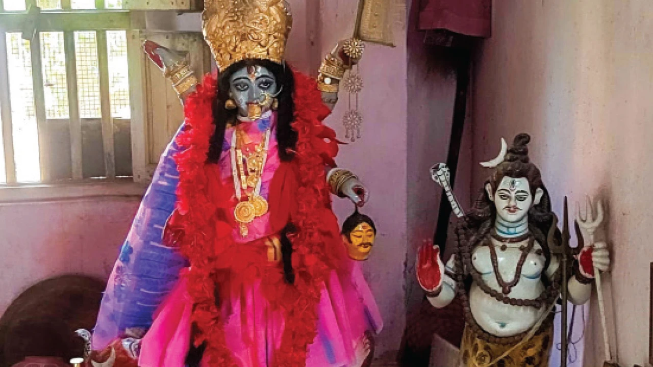 চা-বিস্কুট-শিঙারা খান-ঘড়ি পরেন বারুইপুরের শিবানী কুটিরে কালী হলেন ঘরের মেয়ে