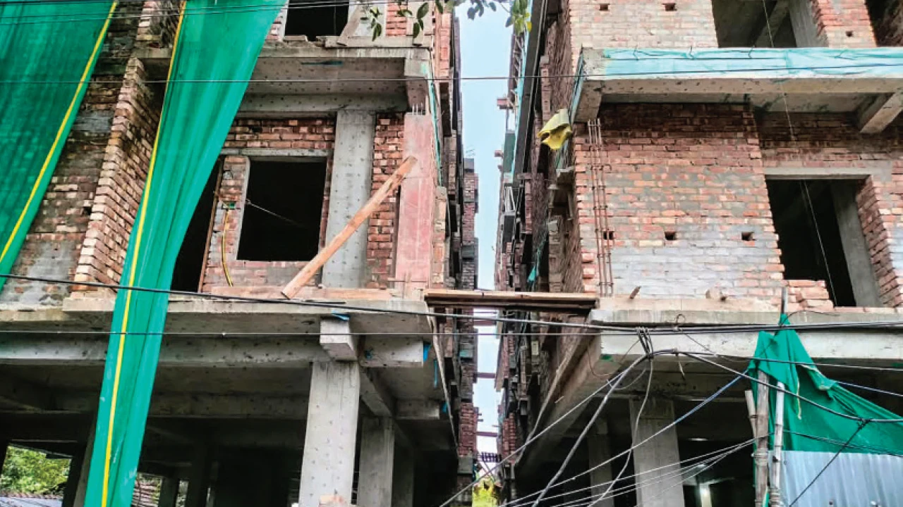 ইছাপুরের নির্মীয়মাণ বহুতল থেকে  ইট পড়ে জখম, ক্ষোভ বাসিন্দাদের