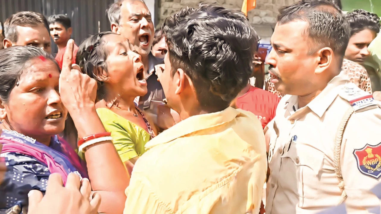 অন্নপূর্ণা যোজনার টাকা না পেয়ে বিক্ষোভ মহিলাদের, জগৎবল্লভপুর ও উলুবেড়িয়ায় উত্তেজনা