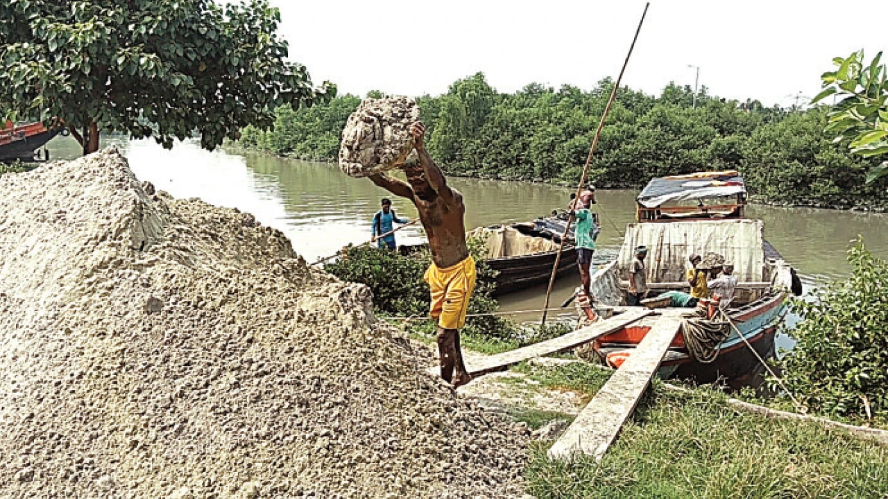 মুড়িগঙ্গার মাঝখানের চর কেটে আনা হচ্ছে বালি,