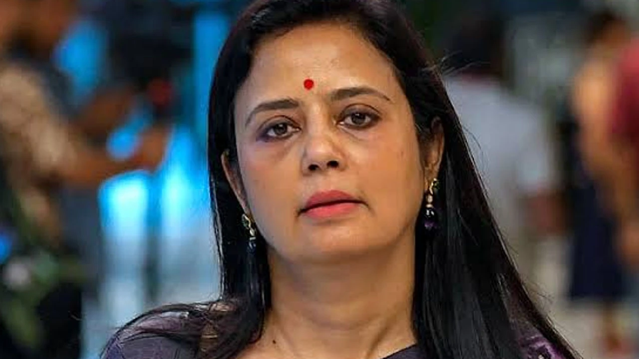 নিশিকান্তর বিরুদ্ধে আপত্তিকর পোস্ট মুছতে রাজি মহুয়া