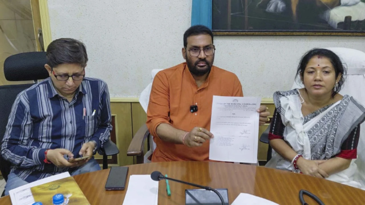 জঞ্জাল কর তুলে দিচ্ছে ইংলিশবাজার পুরসভা, ঘোষণা নয়া চেয়ারম্যান অম্লান ভাদুড়ির