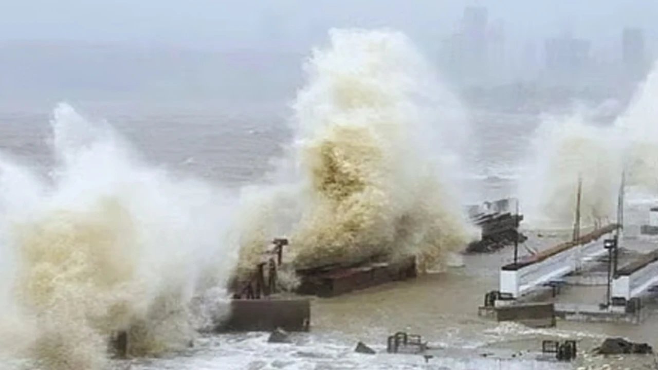 অর্ণব-তাণ্ডবে মুখ ভার আকাশের  শুরু ভারী বৃষ্টি, দীঘায় জারি সতর্কতা, খুলল কন্ট্রোলরুম