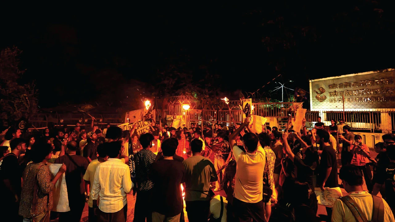পড়ুয়াদের ডাকা কনভেনশনে ক্যাম্পাসে  অধ্যাপক ও পরিচালকদের প্রবেশে বাধা, রাতে এসআরএফটিআইয়ে ঢুকল পুলিশ