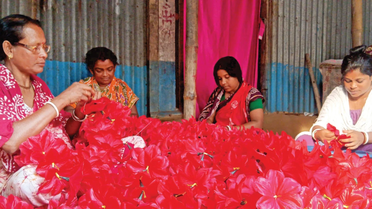 কাপড়ের জবার মালা গেঁথে সংসারে আলো ফোটান বধূরা