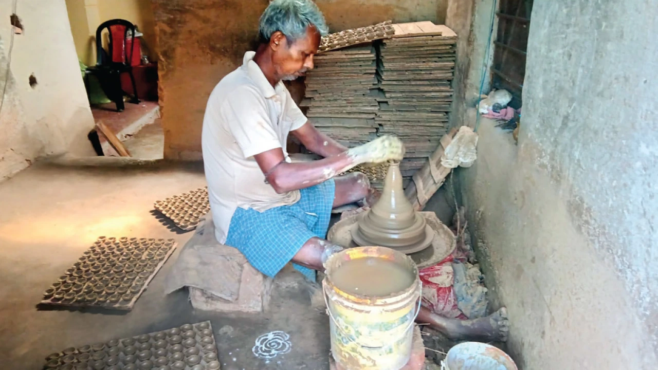 জামবনীর বেড়াগাড়ী গ্ৰামে ঘরে ঘরে মাটির প্রদীপ তৈরির ব্যস্ততা