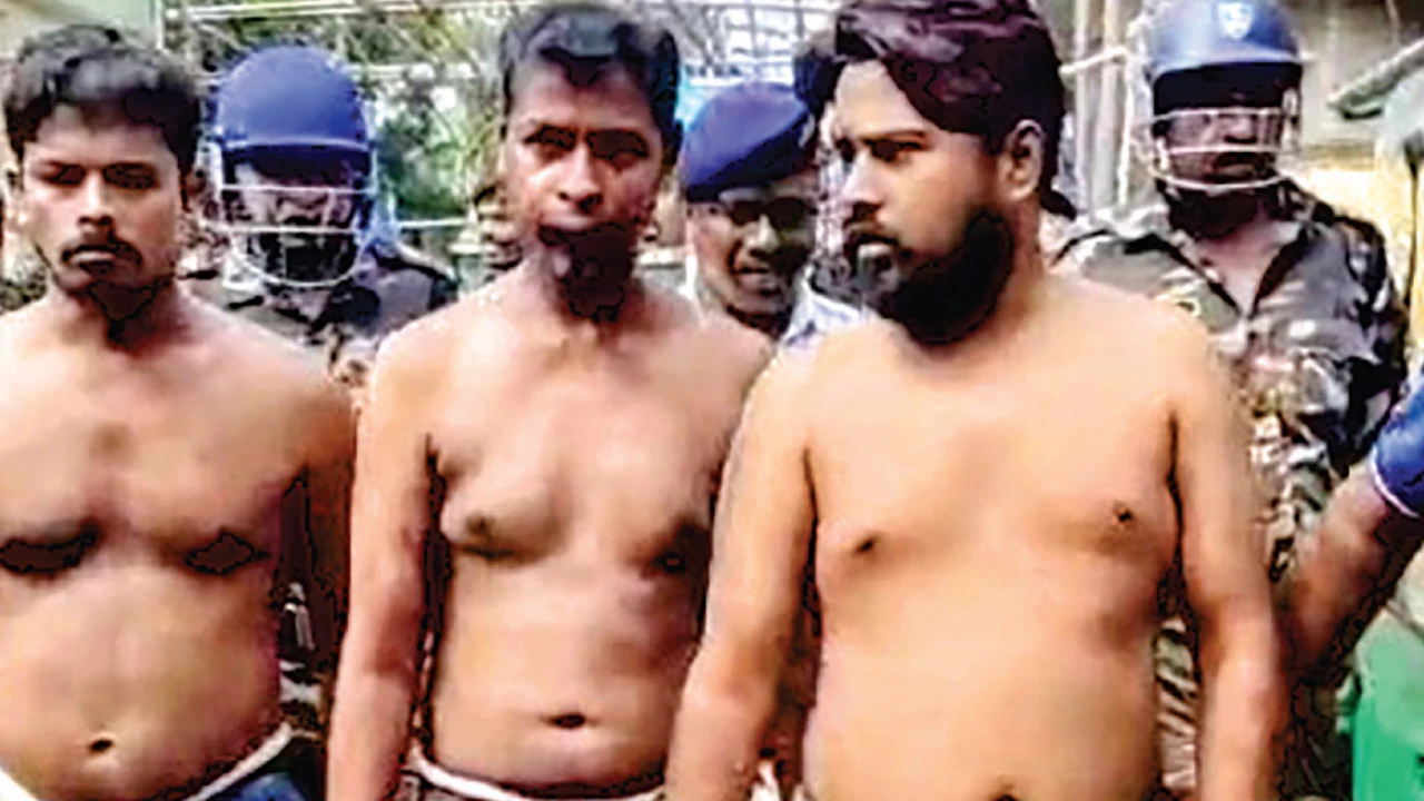 প্রেমিক ও তাঁর পরিবারকে বিবস্ত্র করে ঘোরানোর ‘শাস্তি’ সরশুনায় ৩ অভিযুক্তকে খালি গায়ে, খালি পায়ে হাঁটিয়ে ঘটনার পুনর্নির্মাণ করল পুলিশ