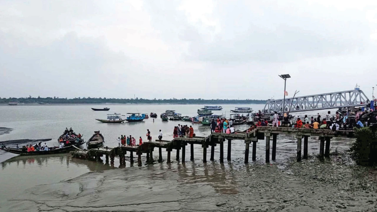 বিদ্যাধরীতে পলি জমায় কমেছে নাব্যতা, ভাটার সময় নৌকা পারাপার করাই দুষ্কর, গোসাবা থেকে গদখালি, জলপথে প্রায়ই ঘটছে দুর্ঘটনা