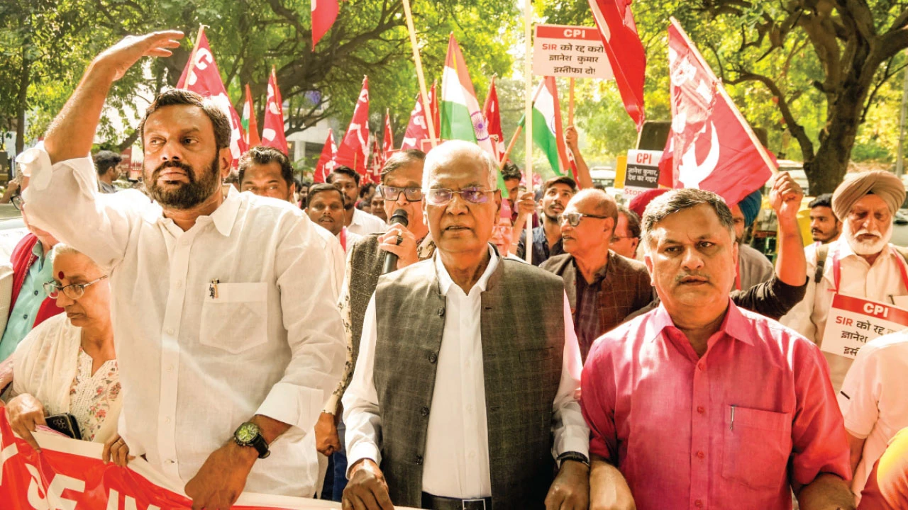 ‘ফর্ম ৬’-এ বদল? স্পষ্ট কমিশনের ‘মিথ্যাচার’, আক্রমণ বিরোধীদের, হলফনামা ঘিরে বিতর্ক