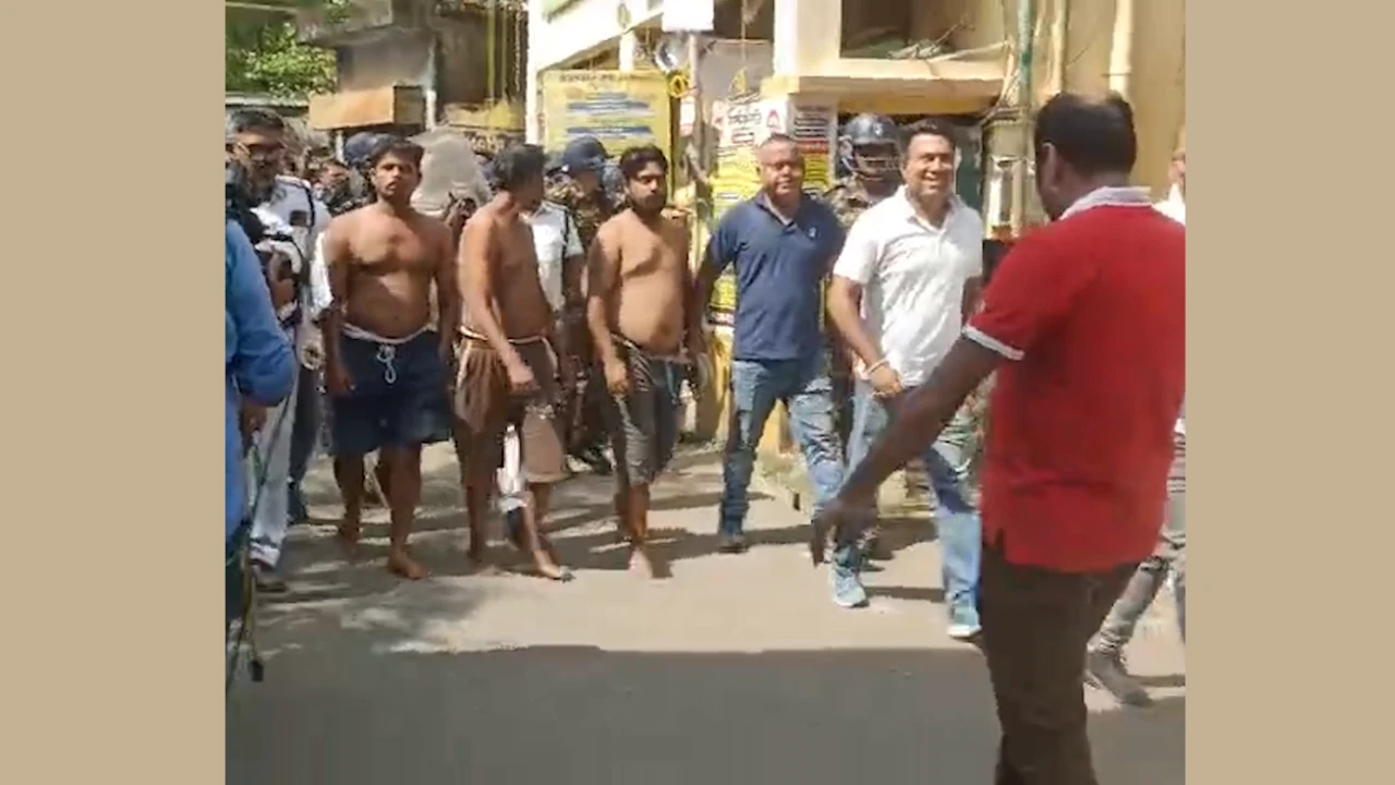 সরশুনা কাণ্ডে অভিযুক্তদের কোমরে দড়ি বেঁধে ঘোরানো হল রাস্তায়, ঘটনার পুনর্নির্মাণ পুলিশের, বিস্তারিত থাকছে ভিডিওতে