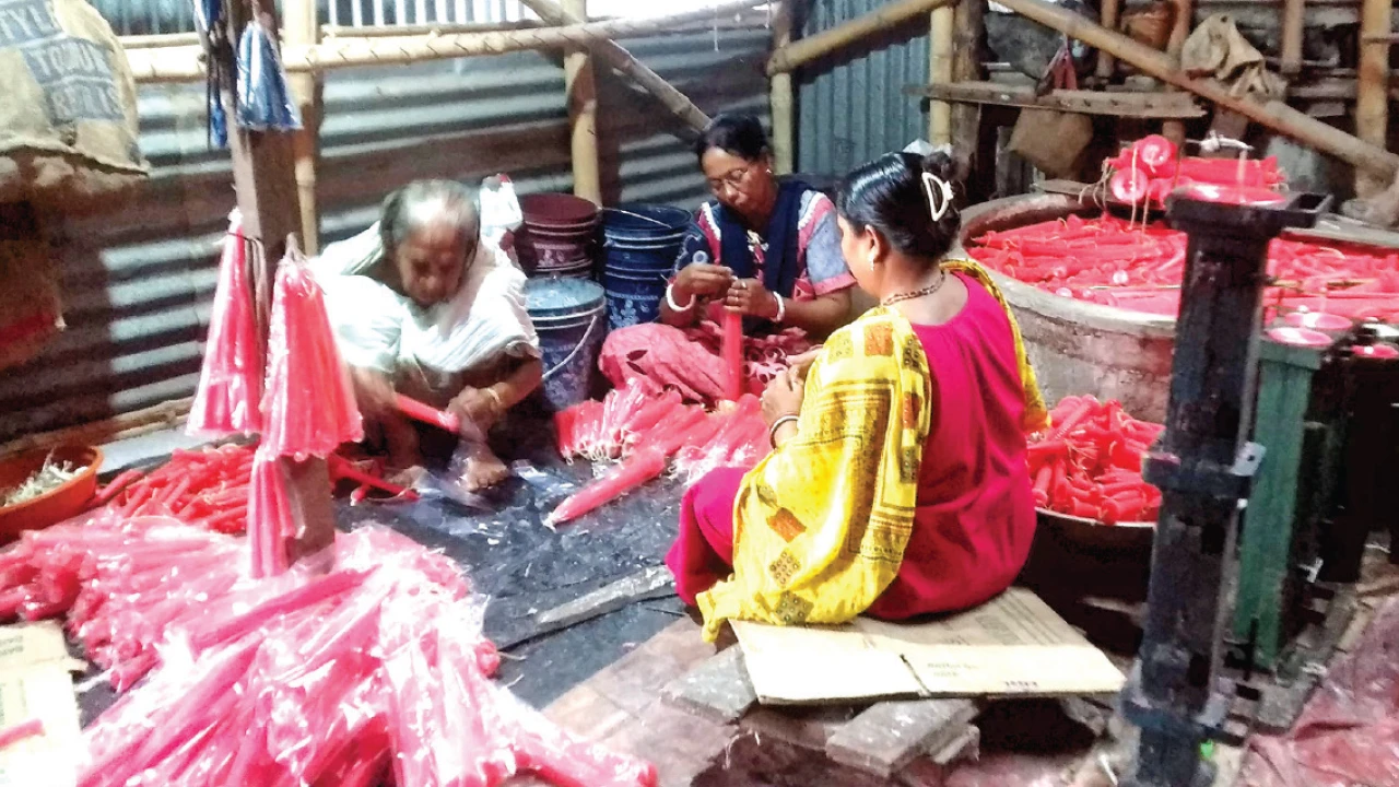 ঘরোয়াভাবে মোমবাতি তৈরি করে লক্ষ্মীলাভ কালনার বিষ্ণুপ্রিয়াদেবীর