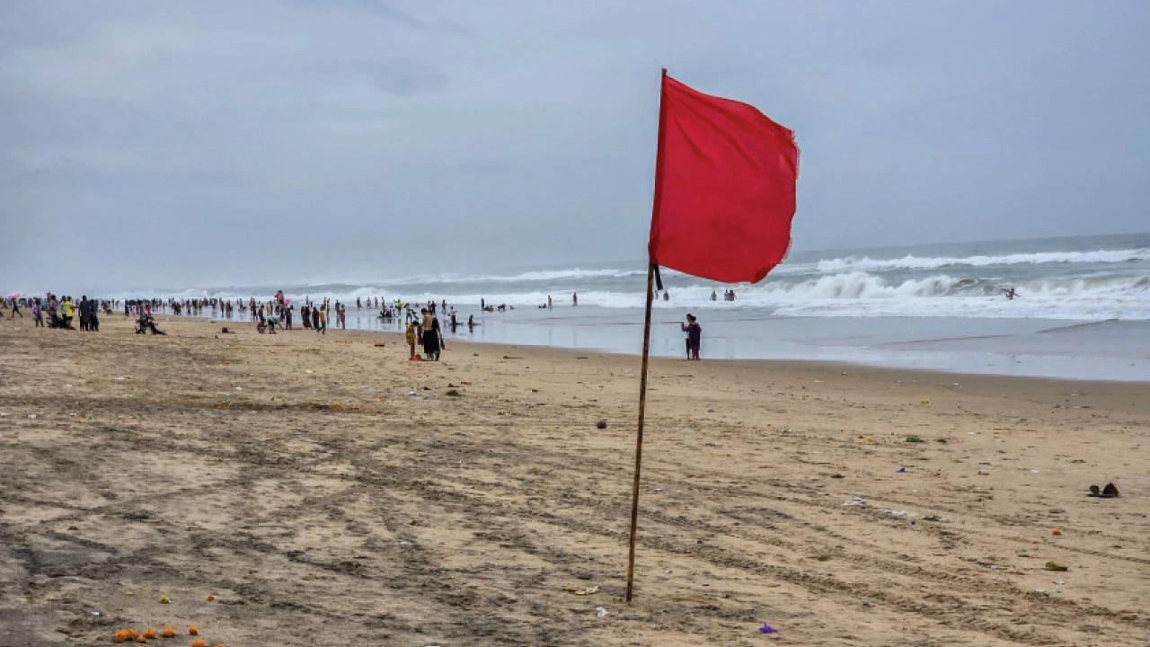 ঘূর্ণিঝড়ে ক্ষতির আশঙ্কায় অন্ধ্র ও  ওড়িশায় বাতিল বহু ট্রেন, বিমান, আমজনতাকে নিরাপদ স্থানে সরাল প্রশাসন