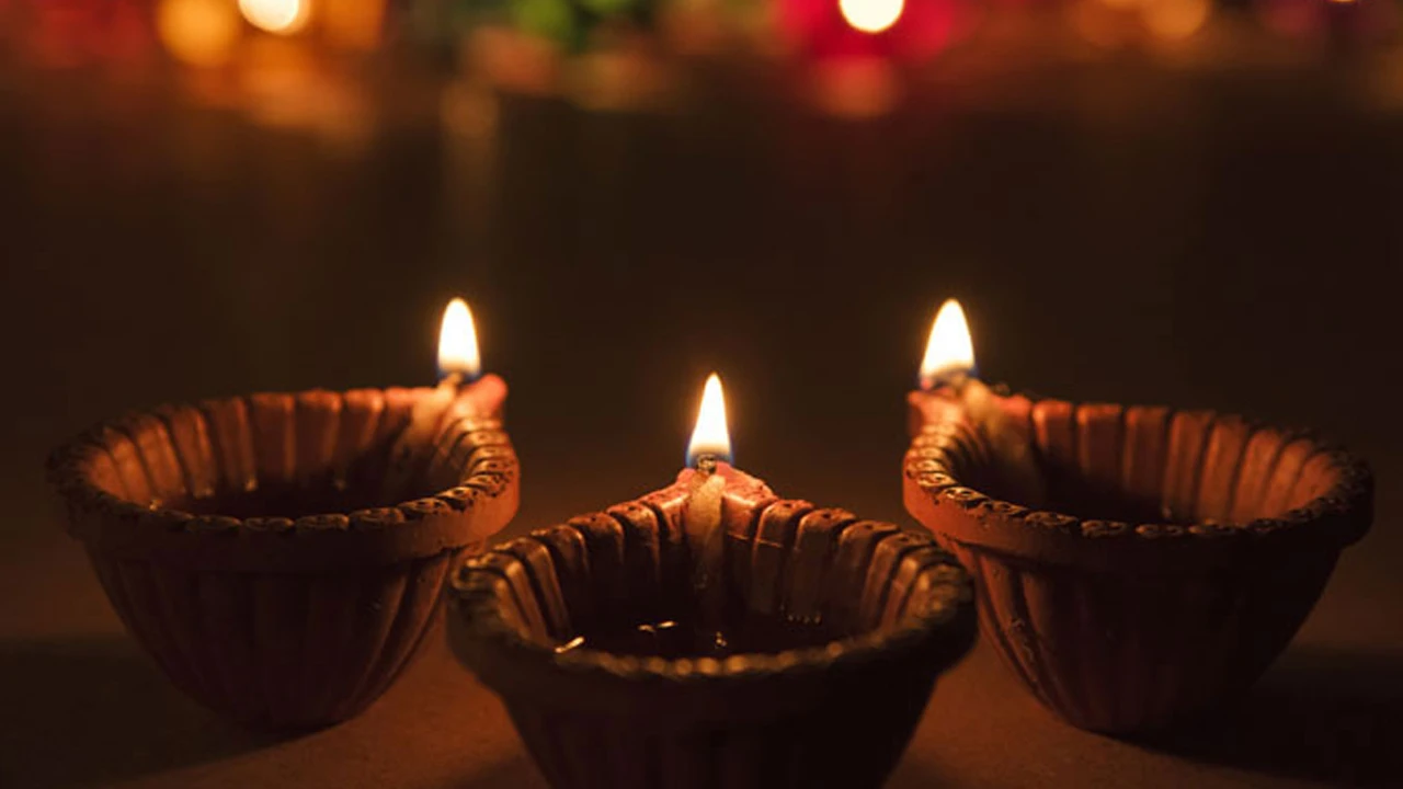 বৈদ্যুতিক আলোর জন্য মাটির প্রদীপের চাহিদা ব্যাপক কমেছে