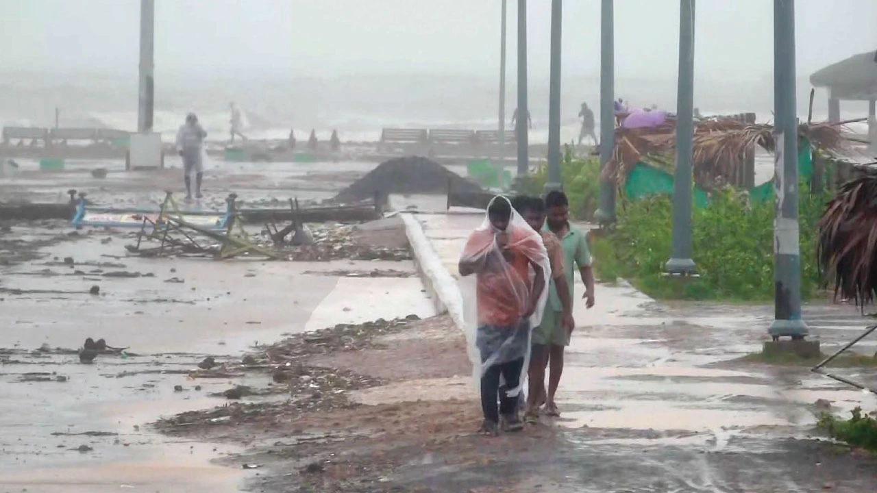 অন্ধ্রপ্রদেশে তাণ্ডব ঘূর্ণিঝড় অর্ণবের,  মৃত অন্তত পাঁচ, ওড়িশায় প্রবল বর্ষণ