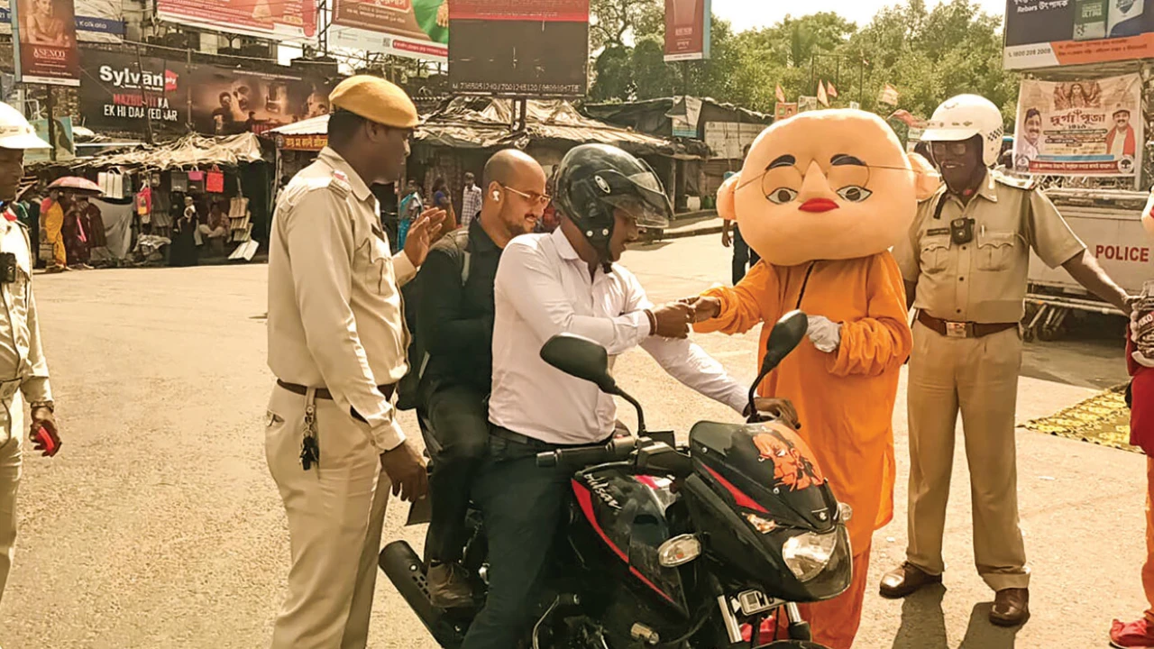 পথনাটকের মাধ্যমে চালকদের সচেতনতার উদ্যোগ