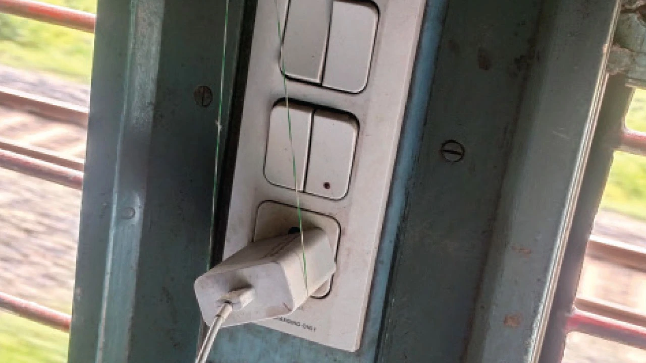 রাত ১১টা থেকে ৫টা পর্যন্ত ট্রেনে মোবাইল চার্জ নয়, কড়া নির্দেশ