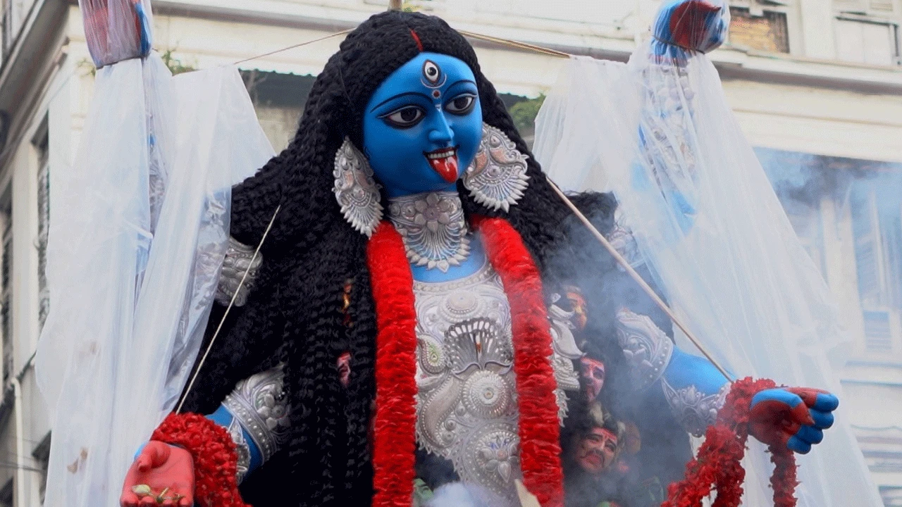 বর্ণাঢ্য শোভাযাত্রা করে মণ্ডপে ঢুকল ফাটাকেষ্টর কালী, দেখুন ভিডিওতে