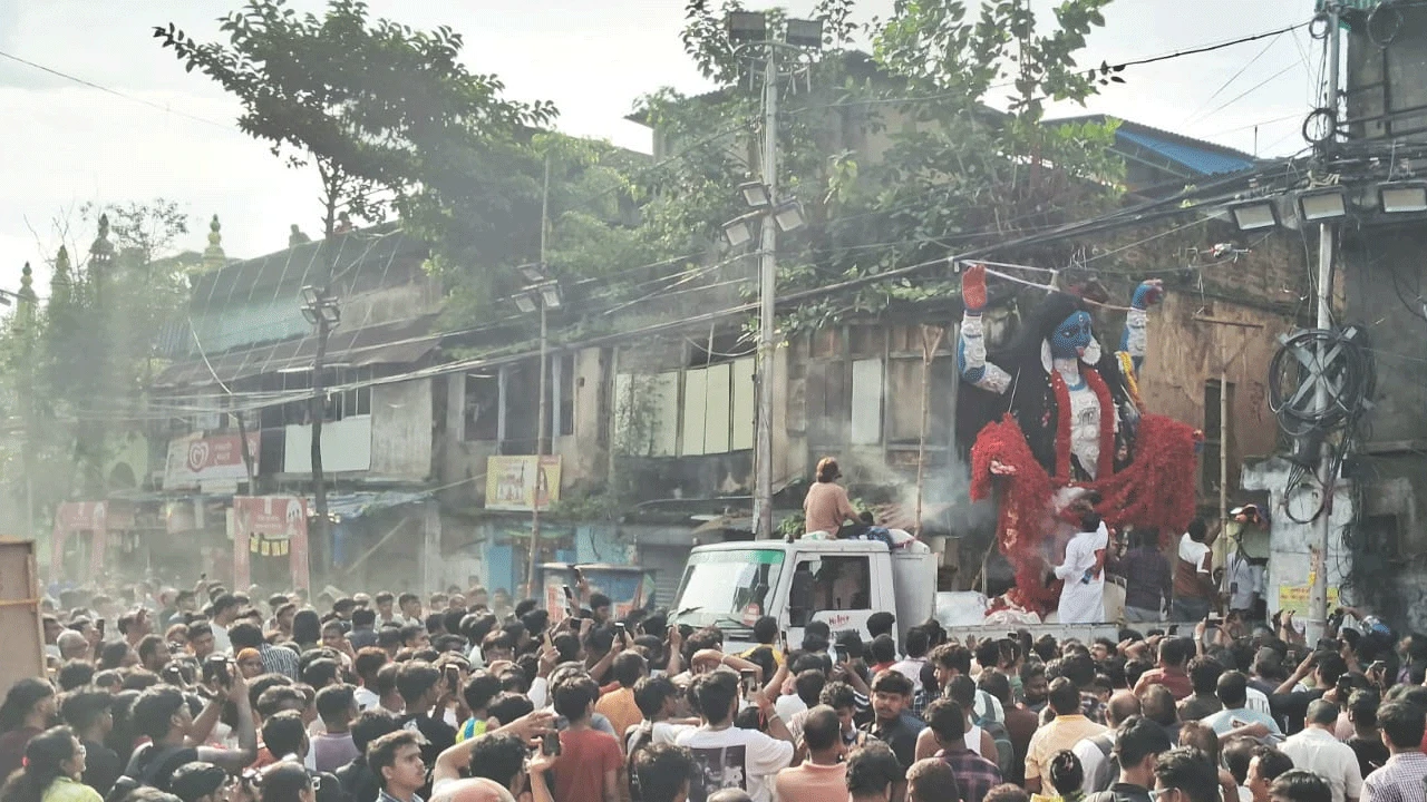মধ্য কলকাতার নব যুবক সংঘের অর্থাৎ ফাটাকেষ্টর কালী প্রতিমা পৌঁছল মন্ডপে