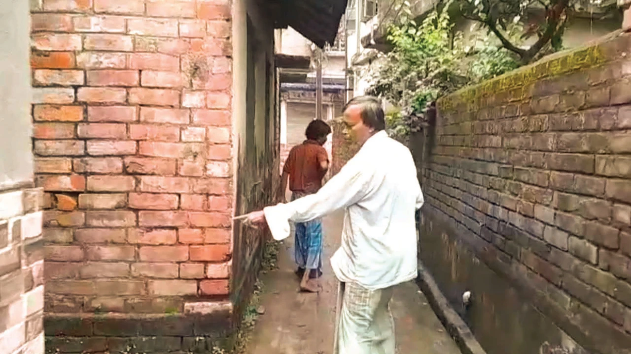 ধূলাগড়ে বাড়ির গলিতেই আগ্নেয়াস্ত্র  ঠেকিয়ে ছিনতাই, লুট দু’লক্ষের গয়না