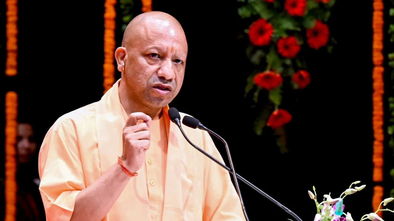 ‘সরকার বদলে’র বিক্ষোভে জড়ালে সরকারি চাকরি নয়, যোগী সরকারের ফতোয়া নিয়ে তোপ বিরোধীদের