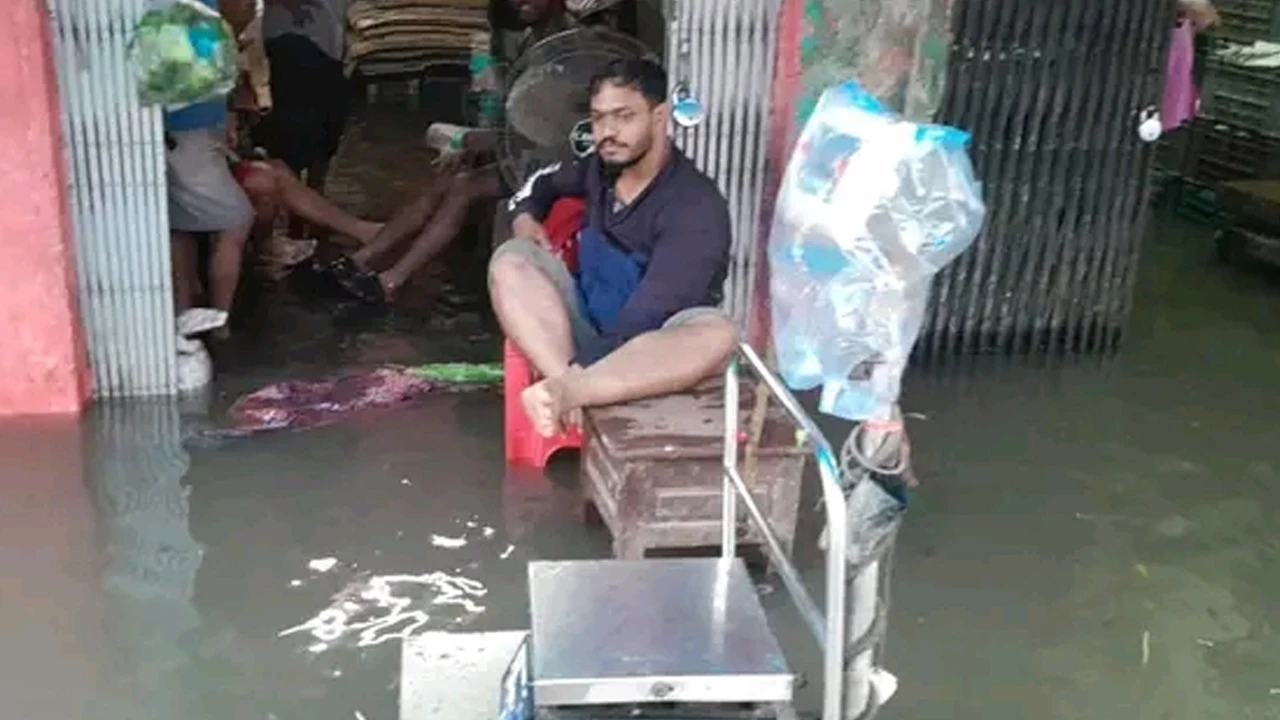 ভারী বৃষ্টিতে বিপর্যস্ত পূর্ব মেদিনীপুর, হাঁটু জলে ভাসছে বাজার, দুর্ভোগ