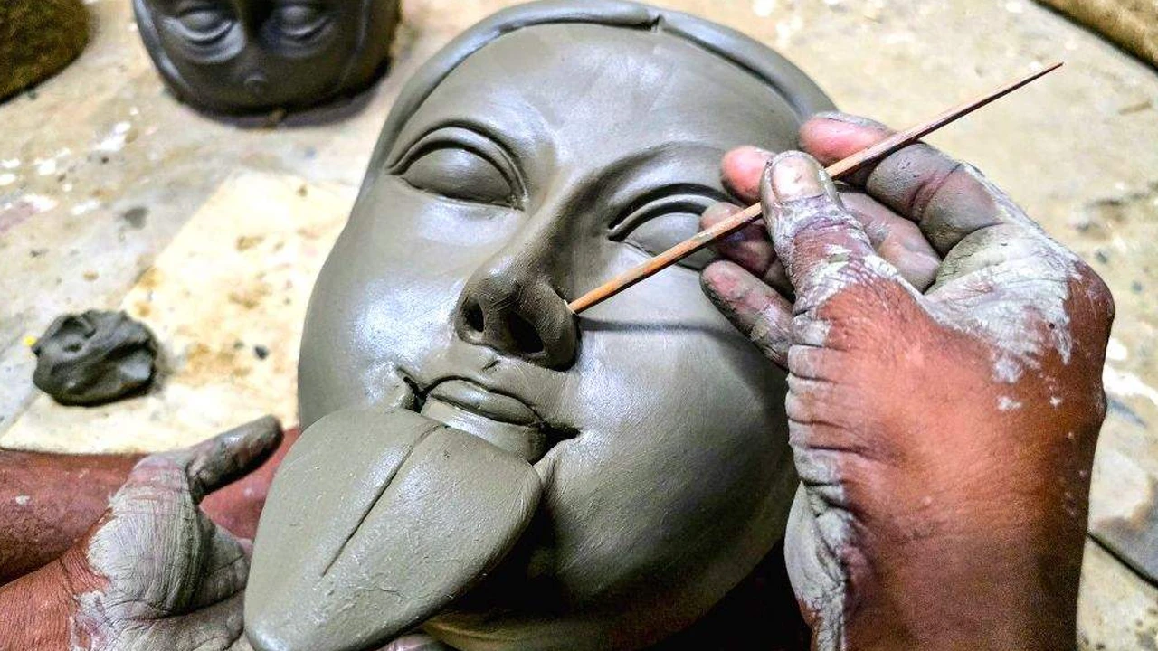 ঘূর্ণিঝড় অর্ণবের প্রভাবে কৃষ্ণনগরে বৃষ্টি কালীপ্রতিমা নিয়ে চিন্তিত মৃৎশিল্পীরা
