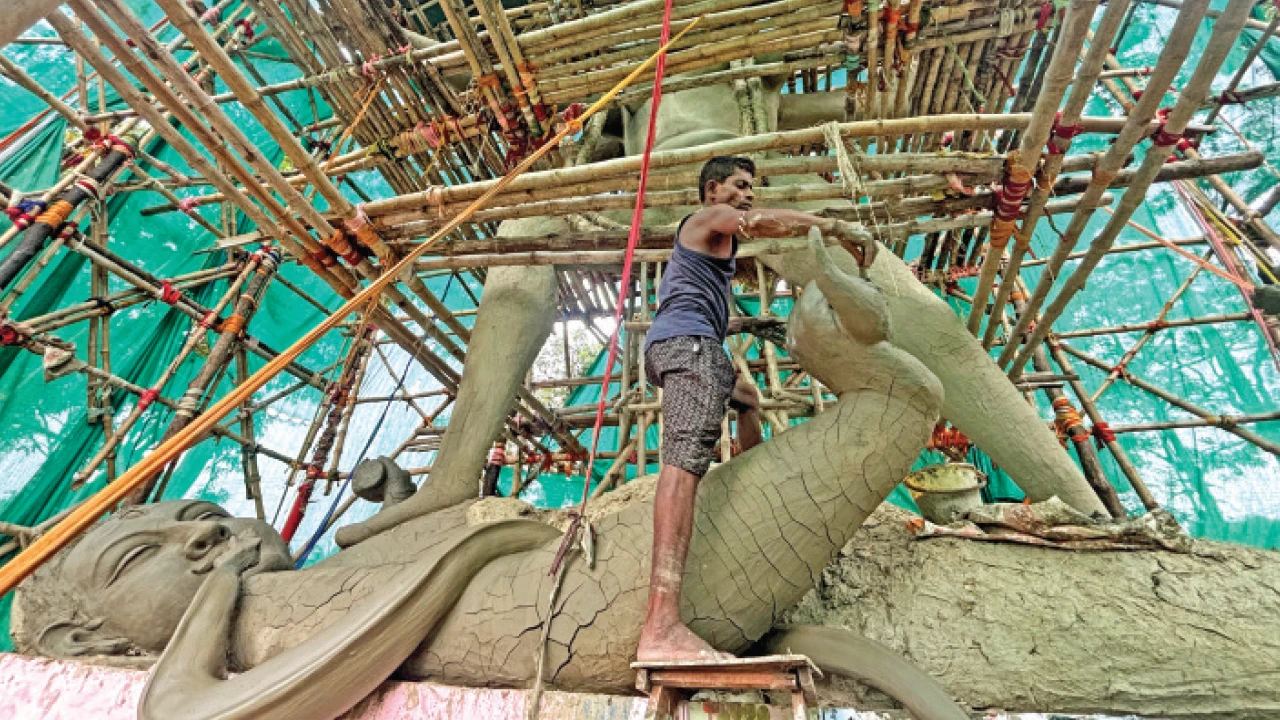 সল্টলেকে সবথেকে বড়ো কালী জি সি ব্লকে ৩৭ ফুটের প্রতিমা