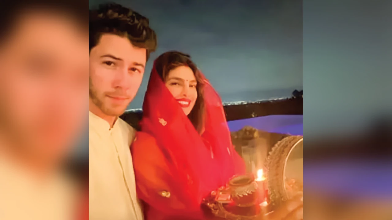 স্বামী নিকের জন্য  বিদেশের মাটিতেই করবা চৌথের ব্রত প্রিয়াঙ্কার