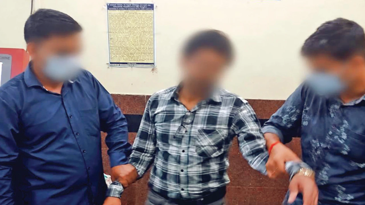 ঘুষ নিতে গিয়ে হাতেনাতে গ্রেপ্তার রেভিনিউ ইন্সপেক্টর