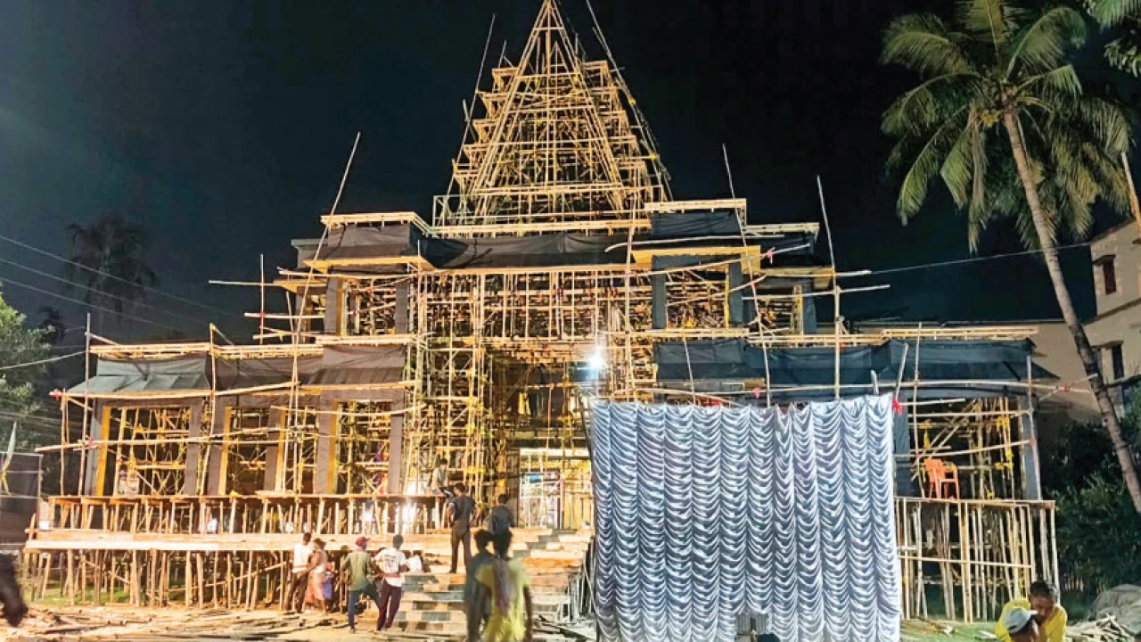 বারাসত নবপল্লিতে ৩০ কেজি রুপো দিয়ে তৈরি হচ্ছে ১৪ ফুটের তারা মা