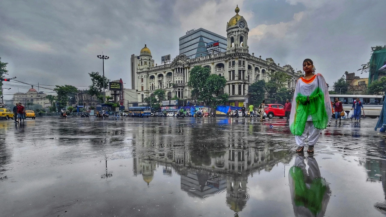 বঙ্গোপসাগরে ফের শক্তিশালী নিম্নচাপ, অভিমুখ সেই অন্ধ্র! আজ বৃষ্টি কমবে দক্ষিণবঙ্গে
