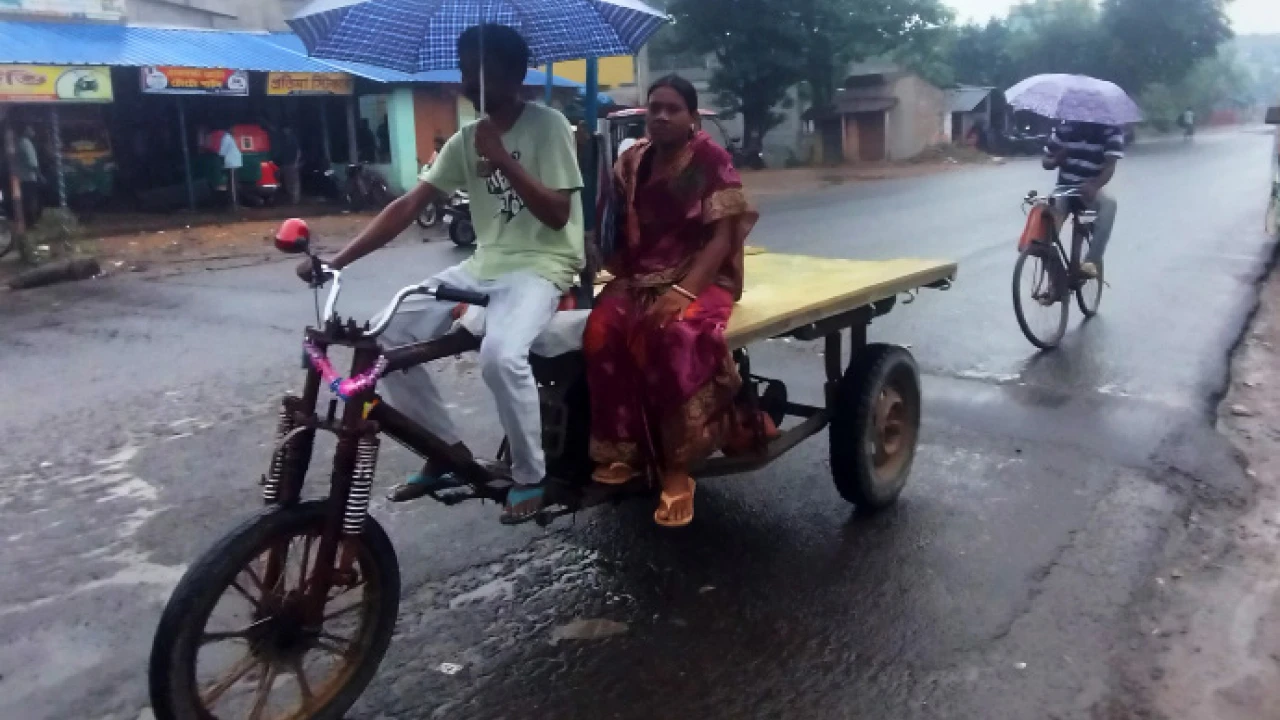 দফায় দফায় বৃষ্টি, বাঁকুড়া পুরুলিয়া ও আরামবাগে, বিপর্যস্ত জনজীবন